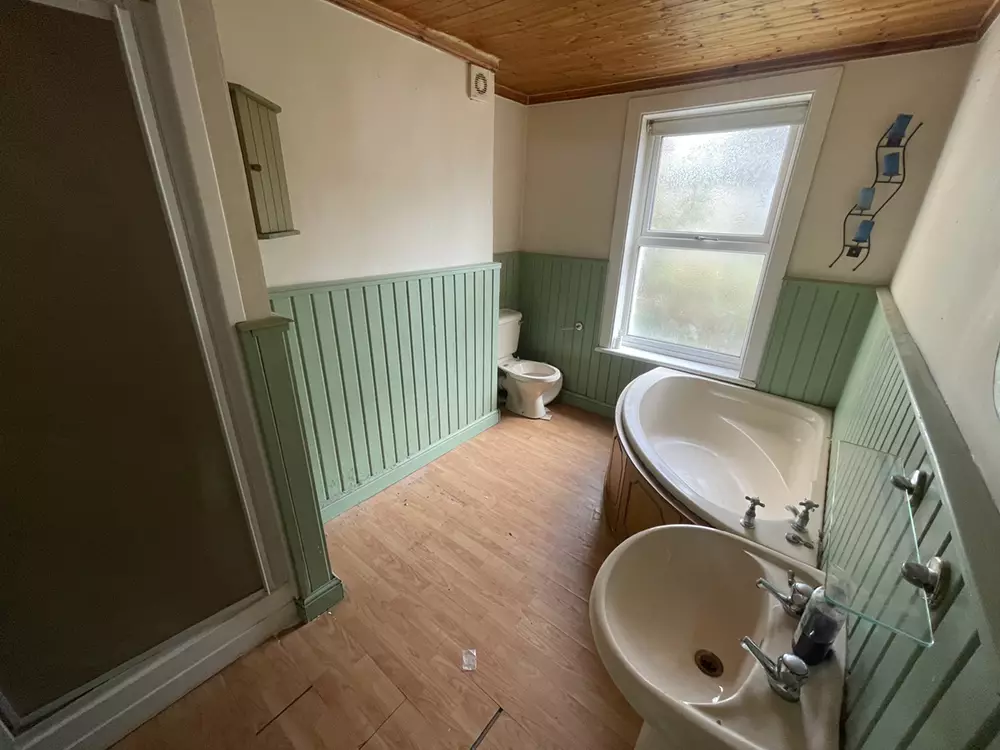 3 bedroom property in kent uk Bathroom image