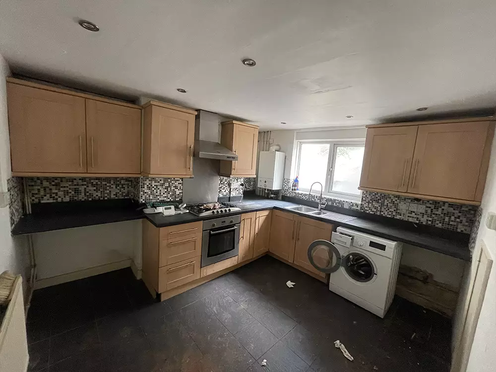 3 bedroom property in kent uk Kitchen v1 image