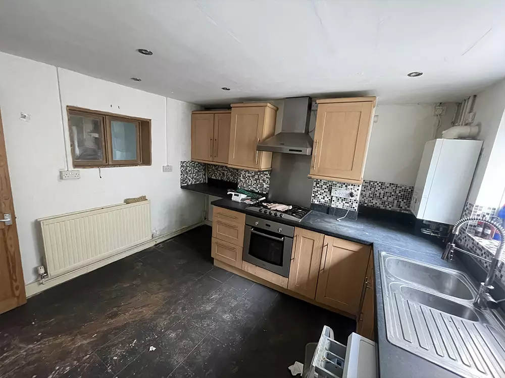 3 bedroom property in kent uk Kitchen v2 image