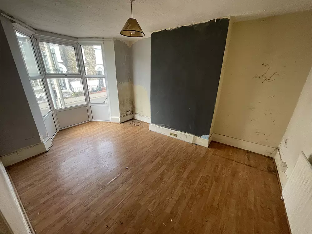 3 bedroom property in kent uk Living room v1 image
