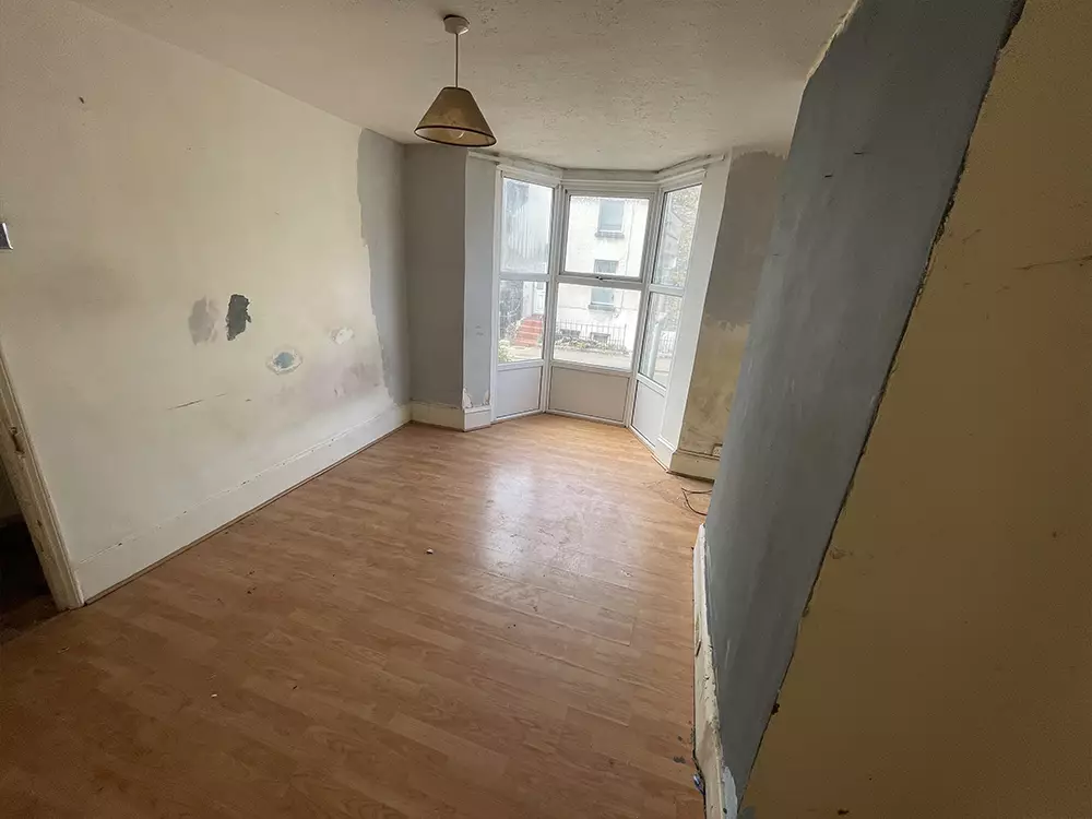 3 bedroom property in kent uk Living room v2 image
